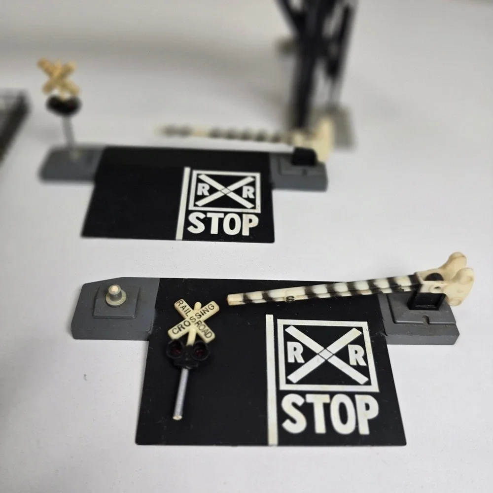 Bachmann‎ HO Scale Train Accessories Set Bridge Crossing Signals Plasticville